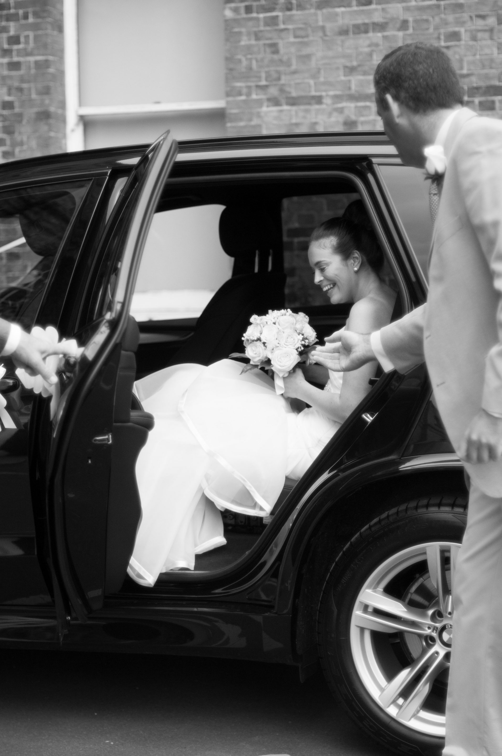 Bride arrives in the car black and white