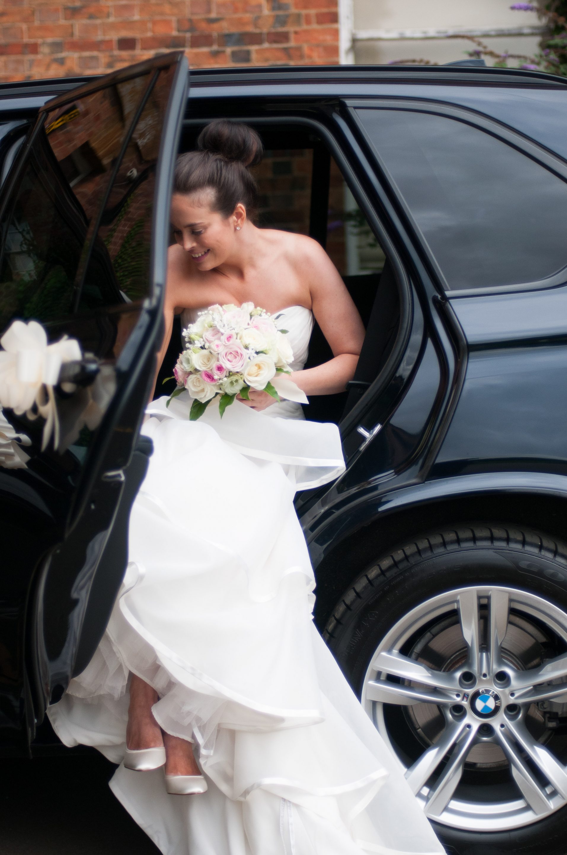Bride arrives in the car