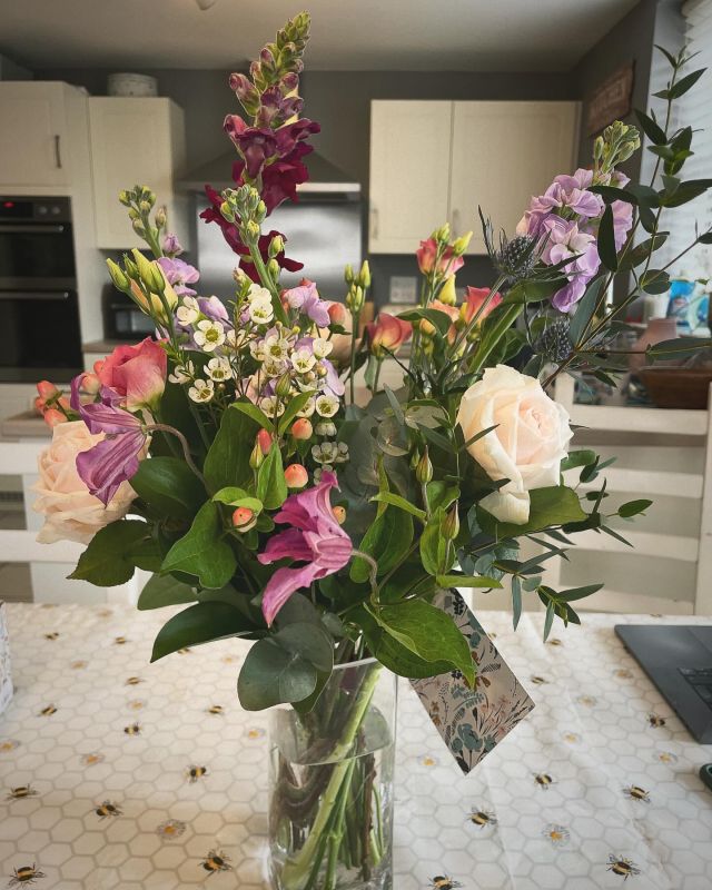 The gorgeous flowers I won in @withlove_roses competition this week! She still has some availability for Mother’s Day this weekend - head to her stories for more info! Happy International Women’s Day everyone!#iwd #flowers #florist #photographer